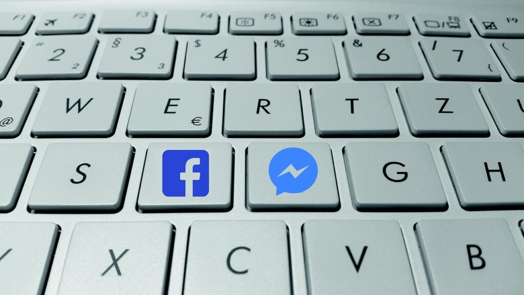 Бутон с икона на Facebook върху клавиатура – символ на фейсбук реклама