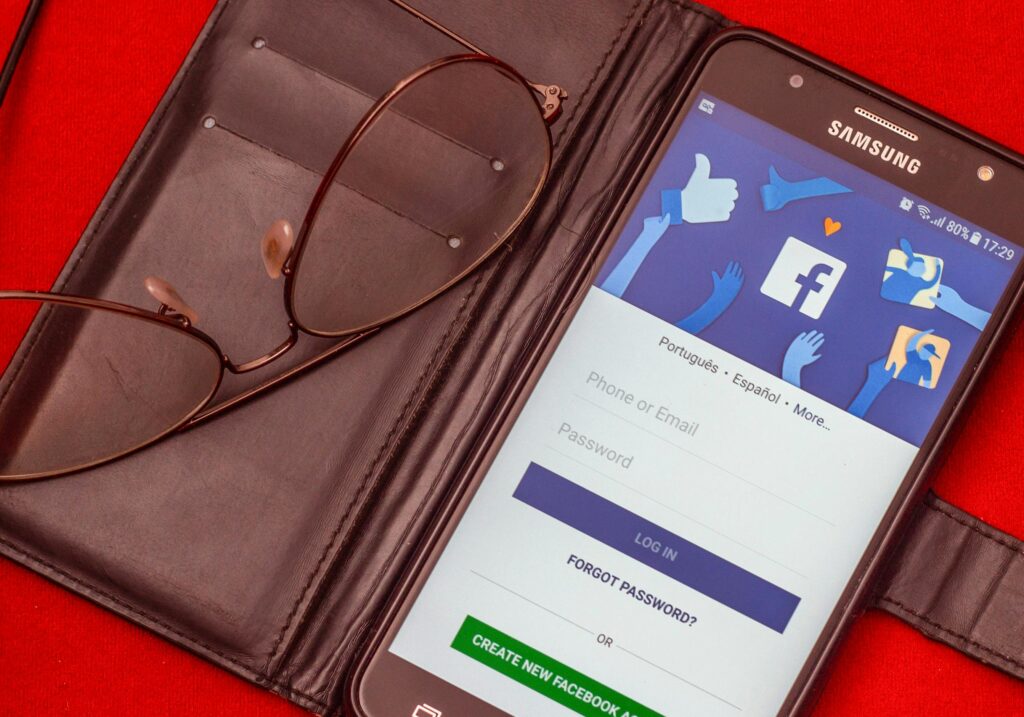 Мобилен телефон с отворено Facebook приложение – символ на фейсбук реклама