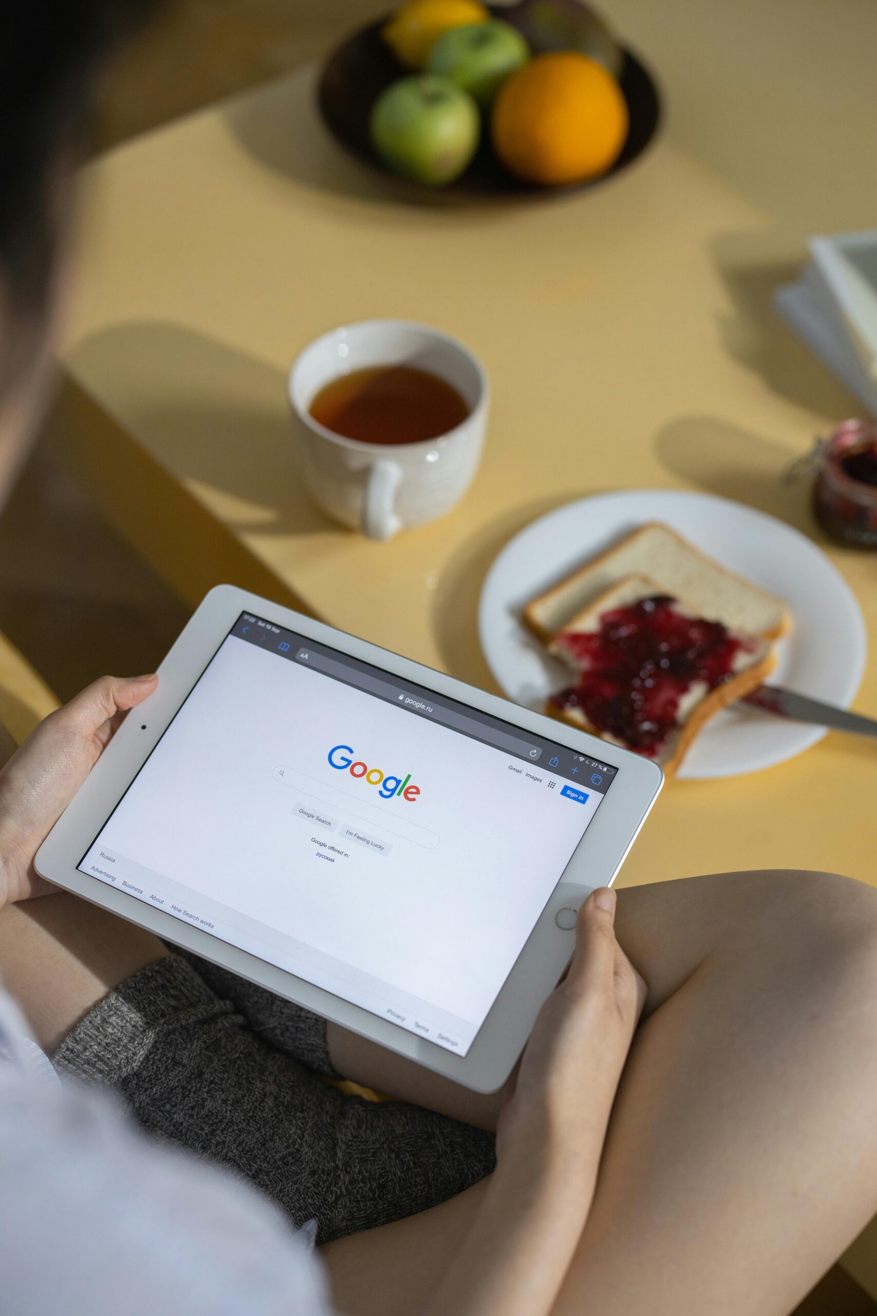 Търсене в Google на таблет по време на закуска – символ на гугъл реклама